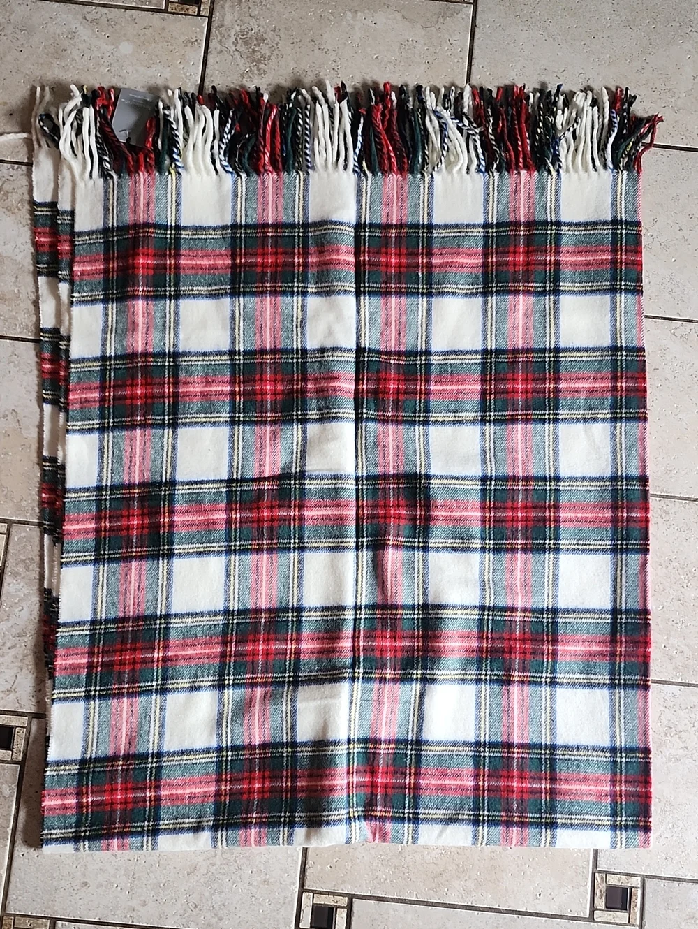 NWT Tessilechiti Plaid Fringe Oversized Throw Blanket in Red, Green & White